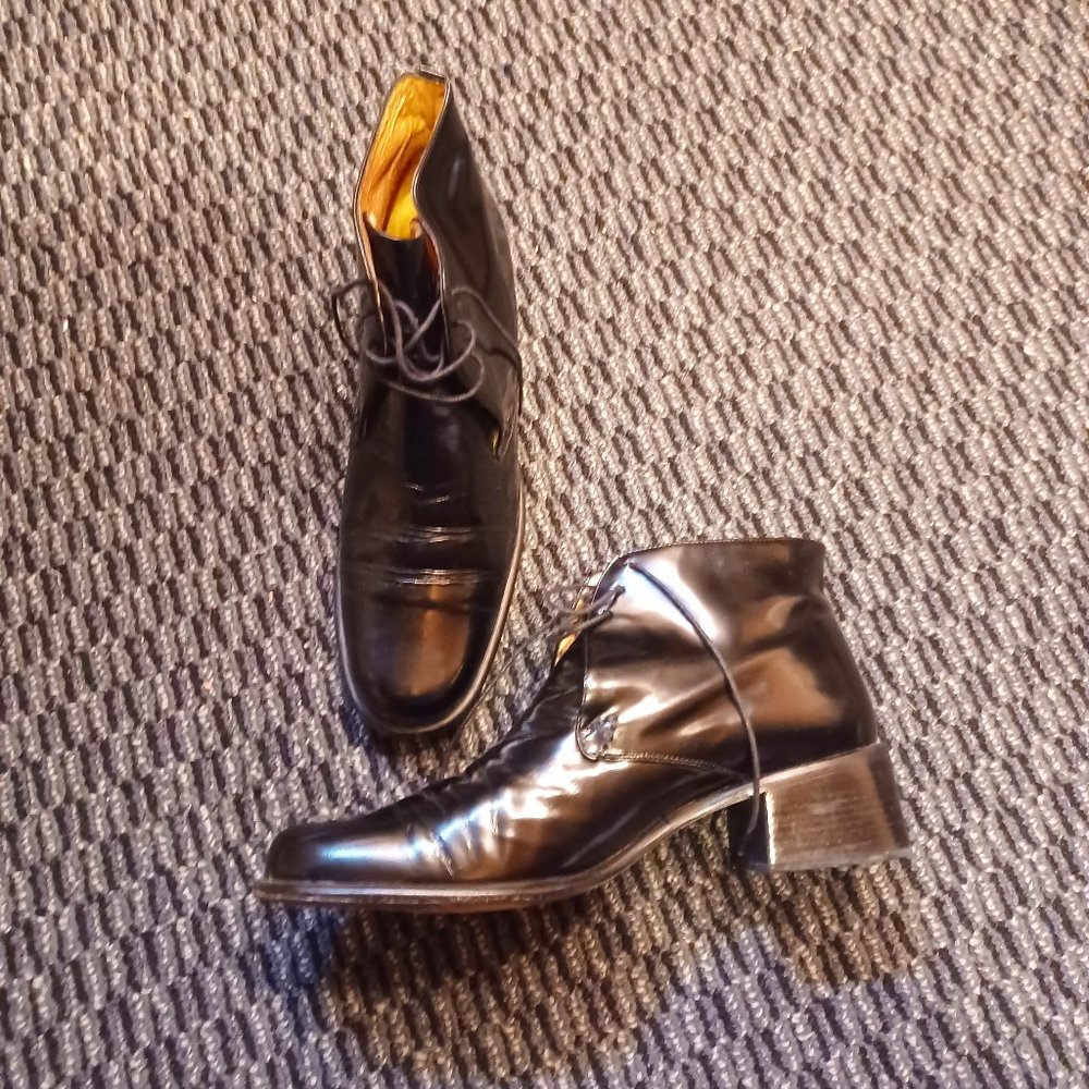 Vintage black lace-up shoes